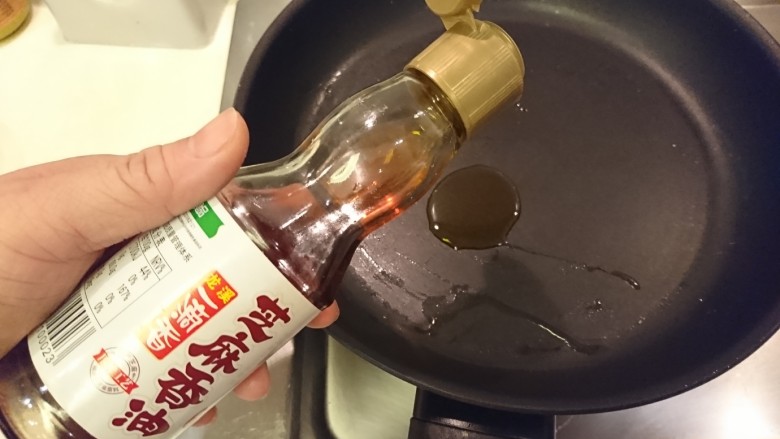照燒雞腿,先用<a style='color:red;display:inline-block;' href='/shicai/ 14014'>小磨香油</a>起油鍋,保持中火。