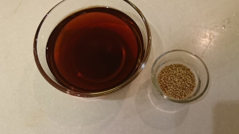 照燒雞腿,調好的醬汁跟<a style='color:red;display:inline-block;' href='/shicai/ 678'>白芝麻</a>準備好了!
