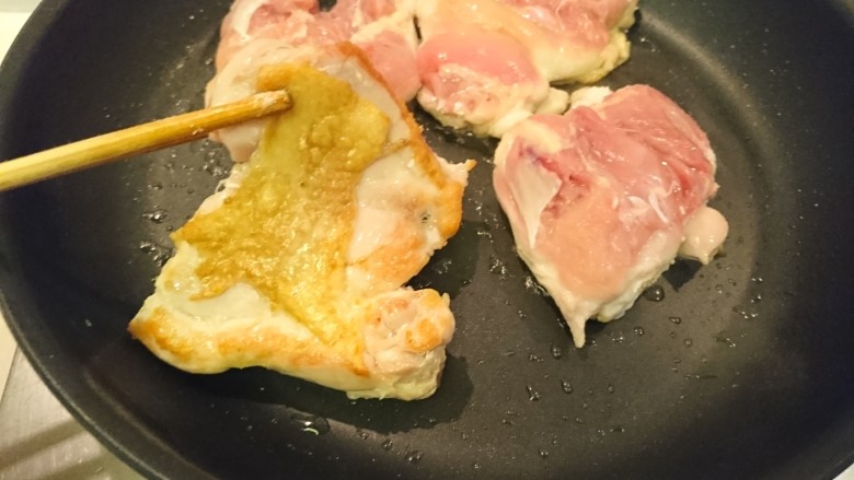 照燒雞腿,偷偷給看一下好了,雞皮煎到褐黃微焦。(只是給大家偷看,千萬別翻動雞腿肉哦)