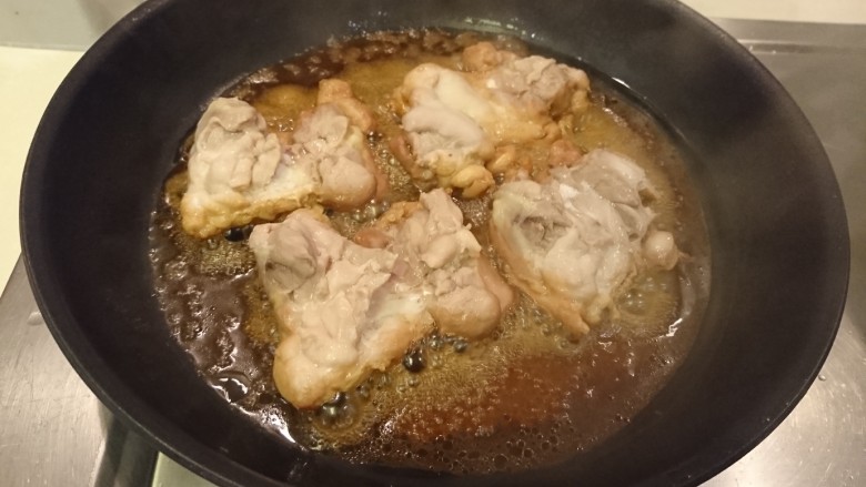 照燒雞腿,時間到,掀蓋繼續煮,直到湯汁收乾變稠,熄火。