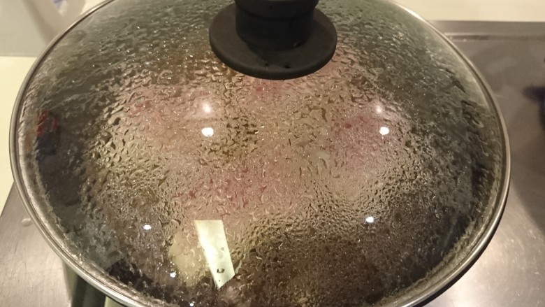 照燒雞腿,蓋起來,10分鐘!