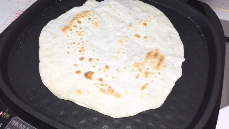 嫩牛肉卷饼#感恩节食谱#,烙1分15秒左右,两面烙熟即可。用同样的方法把4张饼烙熟。