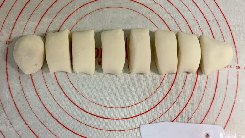 嫩牛肉卷饼#感恩节食谱#,揉好的面团搓成长条,切分大小均等的8个剂子。