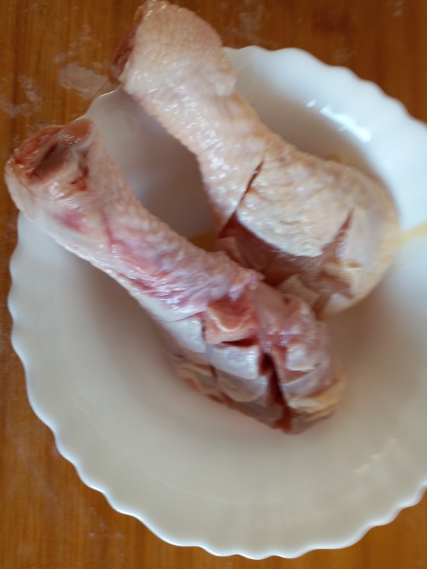 自制炸鸡腿,用力划开肉,深一点,方便入味,也容易熟