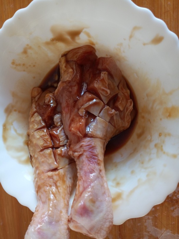 自制炸鸡腿,加好友<a style='color:red;display:inline-block;' href='/shicai/ 788'>生抽</a>盐,用力抓匀腌制一小时