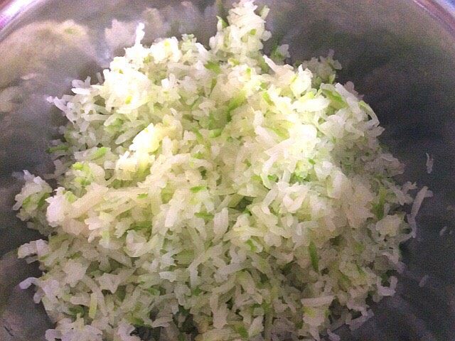 最爱包子+南瓜面萝卜大肉包子,剁几刀就行,不要太碎