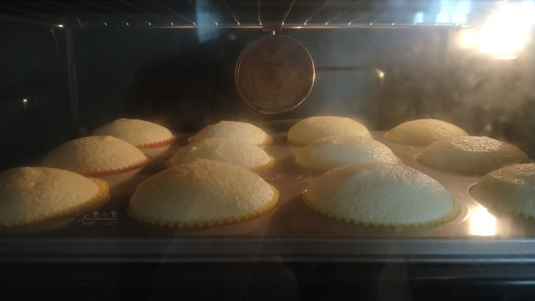 酸奶小蛋糕--入口即化的口感,烤箱预热170℃。放一个烤盘倒入一杯凉水,将蛋糕盘放进去,烤大约25分钟。如果用的是8寸圆模就要150℃烤60分钟。