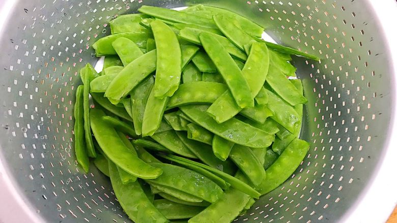 豪华版荷塘小炒皇
,荷兰豆洗净,沥干水分,备用