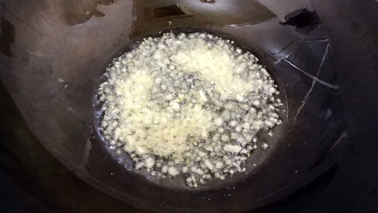 豪华版荷塘小炒皇
,入生姜大蒜末,小火煸香