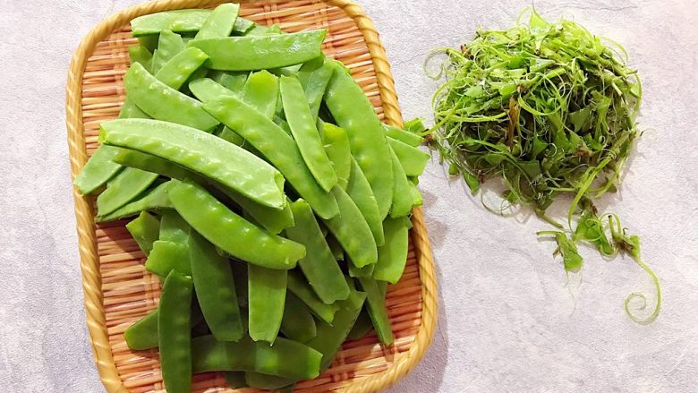 豪华版荷塘小炒皇
,<a style='color:red;display:inline-block;' href='/shicai/ 81'>荷兰豆</a>如图所示,掐去两头,并撕去两边的老筋