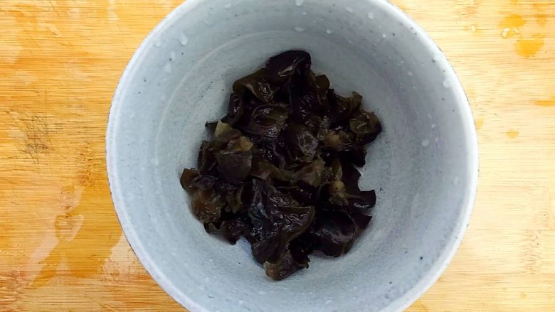 豪华版荷塘小炒皇
,泡发好的黑木耳去蒂,洗净,沥干水分,备用