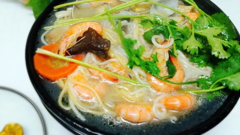 一碗面条+海鲜彩色面,加入香菜,晚餐搞定