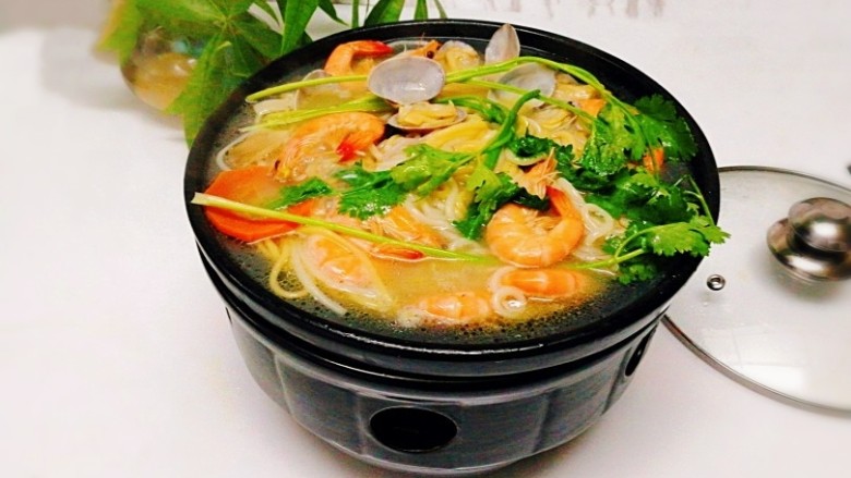 一碗面条+海鲜彩色面,成品图,非常鲜美