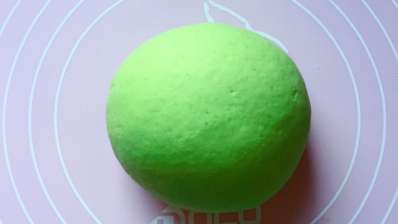 最爱包子+彩球包子,和绿色面团:将100克面粉和1克酵母粉拌匀,加入<a style='color:red;display:inline-block;' href='/shicai/ 84408'>菠菜汁</a>(菠菜洗净过开水后切断放料理机里榨成汁),和成软硬适中的面团,盖上保鲜膜放温暖处发酵至2倍大。