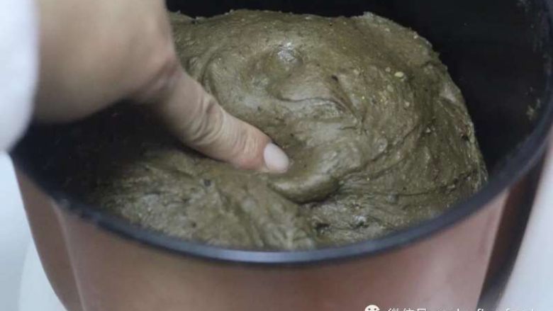 红糖五谷包 有什么放什么,然后继续发面。待发到面团2倍大小就可以烤啦!