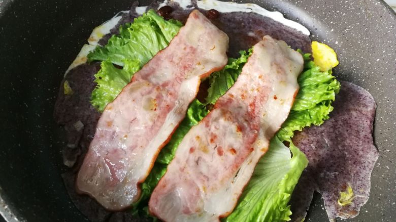 #感恩节食谱#黑米培根鸡蛋病,放入<a style='color:red;display:inline-block;' href='/shicai/ 121'>生菜</a>和煎好的培根!