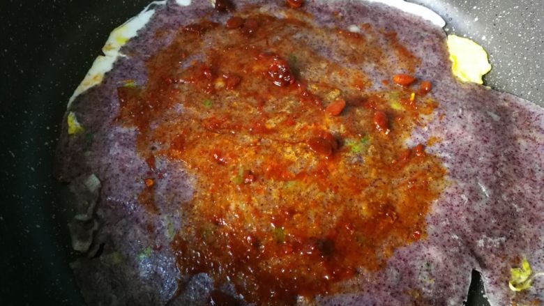 #感恩节食谱#黑米培根鸡蛋病,翻面!抹上适量<a style='color:red;display:inline-block;' href='/shicai/ 814'>蒜蓉辣酱</a>!