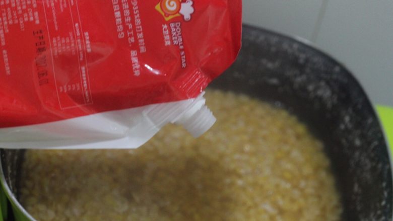 老北京小吃之“豌豆黄”,小火煮到最后加<a style='color:red;display:inline-block;' href='/shicai/ 869'>白砂糖</a>,糖的多少按照你的口味尝一下再酌情增减。继续煮到砂糖化开。