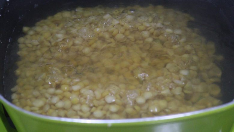 老北京小吃之“豌豆黄”,泡好的豌豆加4倍的水,大火烧开5分钟。