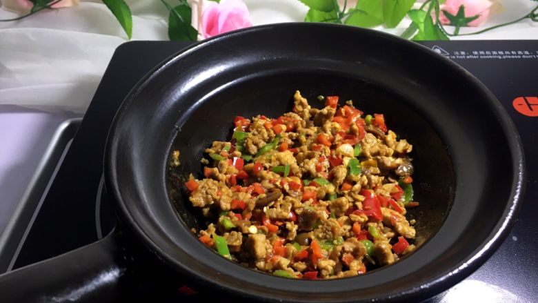 肉末粉丝煲,准备一个煲,辣椒变色后将所有材料放入煲中