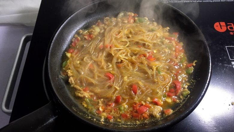 肉末粉丝煲,大火煮开,转小火炖