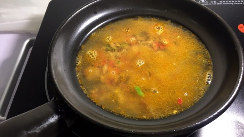 肉末粉丝煲,在煲中加入水盖过肉末,超出2指甲高度即可。差不多500ml水
