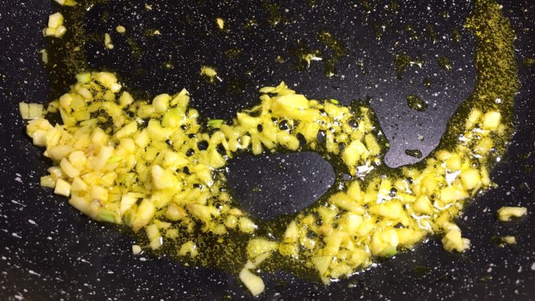 肉末粉丝煲,将大蒜姜洗净切末,锅里放油,油热后放入爆香