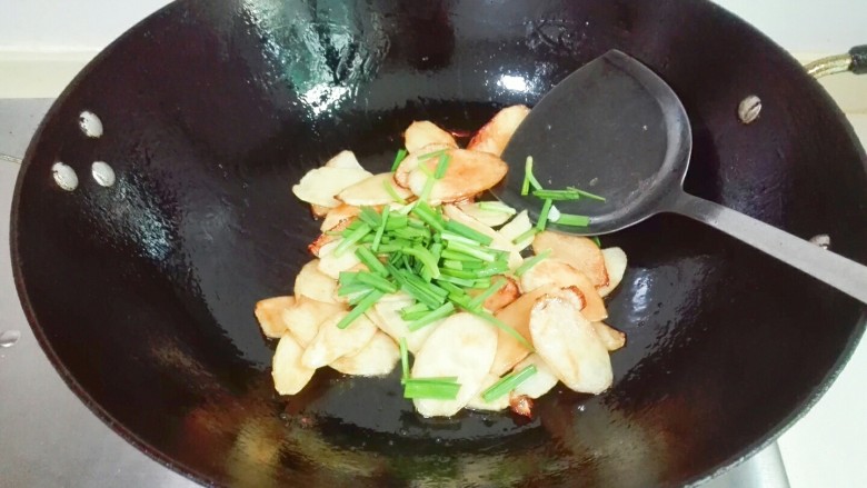 本是清白~青蒜炒茭白,关火,撒青蒜,出锅盛盘