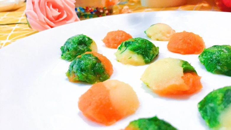 婴儿造型辅食之@@心爱的彩球,宝贝非常喜欢吃!每一个球都是不一样的口感和味道,还可以跟宝贝一起边吃边娱乐教学,比如查彩球的数量,学习颜色和形状。多有意思,