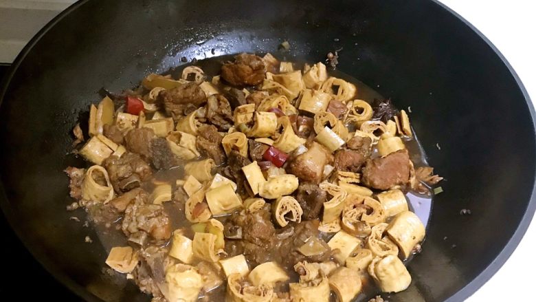 红烧豆管,豆管烧好了,加入精盐调味