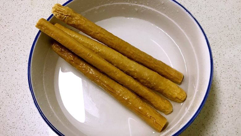红烧豆管,用冷水泡发3个小时,直到豆管没有硬心即可