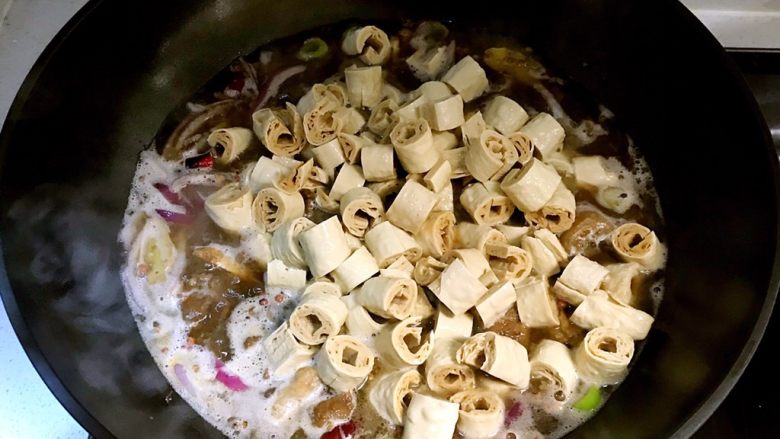 红烧豆管,加入豆管和开水,水量没过食材
