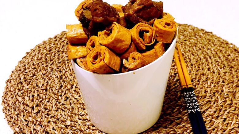 红烧豆管,这是一款可以当做零食的菜品,不油腻,有嚼劲儿~