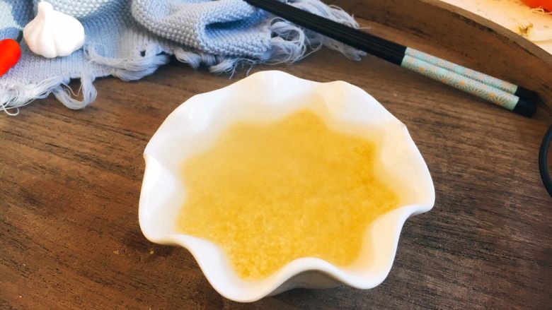 #感恩节食谱# 南瓜大枣小米粥,把小米清洗一下,用温水和2滴<a style='color:red;display:inline-block;' href='/shicai/ 851'>橄榄油</a>泡10分钟左右。