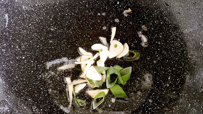 蘑菇金银鸡蛋,鸡蛋盛出以后再倒入一点油,放入葱姜蒜爆香