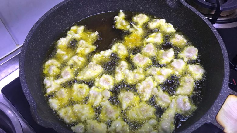 东北樱桃肉,油到八成热,肉放里直接就飘起来的状态正好,用筷子一粒一粒放入肉丁