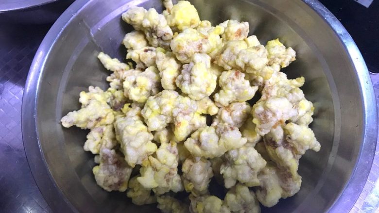 东北樱桃肉,炸好所有的肉,再次升高油问进形第二次复炸,这样的肉外酥里嫩,至全熟