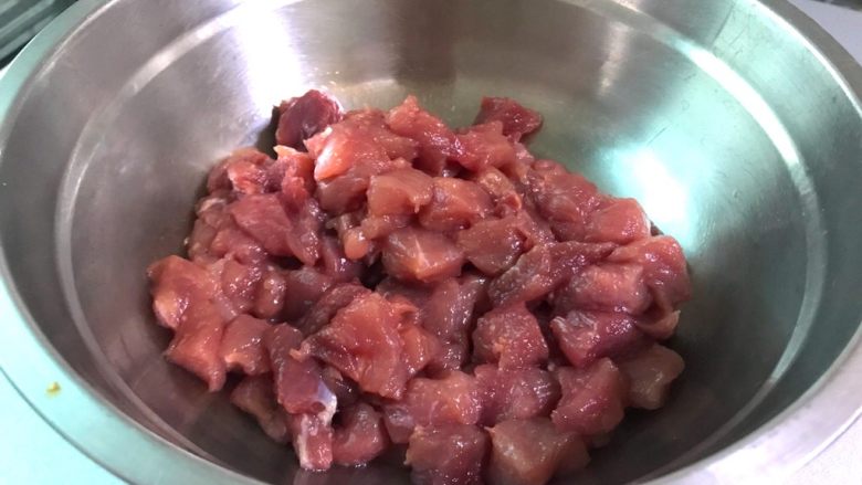 东北樱桃肉,把筋膜什么的都去掉,所有的肉都切完