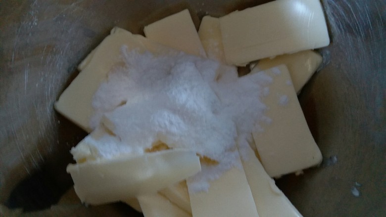 芒果果酱饼干,黄油切片状软化,软化好的黄油加三分之一的糖粉,用电动打蛋器进行打发