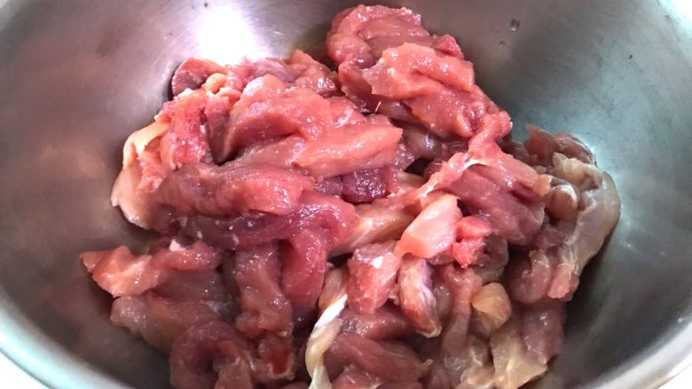 小酥肉,去掉筋膜,把所有的肉切完