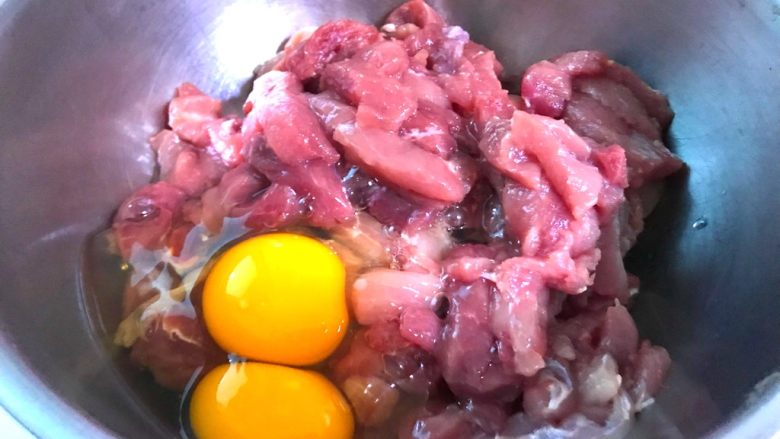 小酥肉,加了两个<a style='color:red;display:inline-block;' href='/shicai/ 9'>鸡蛋</a>，因为做的比较多，正常放一个<a style='color:red;display:inline-block;' href='/shicai/ 9'>鸡蛋</a>就可以