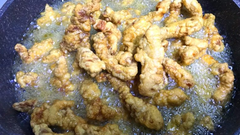 小酥肉,经过第二次的复炸肉条颜色漂亮,外酥里嫩