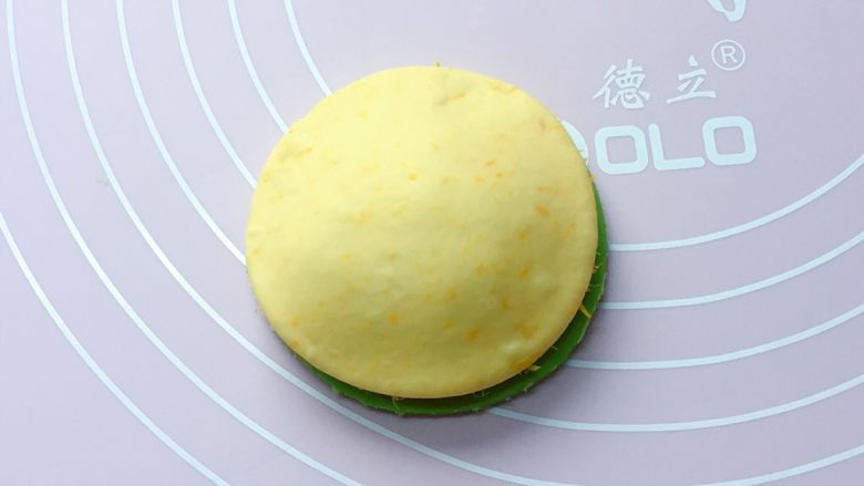 最爱包子+花包子,如图,再拿一块不同颜色的包子皮覆盖在上面。