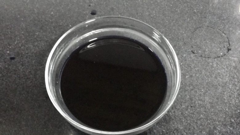 星空麻薯软欧,泡至手温,挤出汁液,备用。