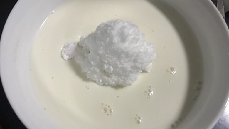 星空麻薯软欧,发酵期间我们来做麻薯部分，把麻薯材料除了黄油以外，都放到碗里。