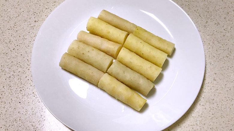 香甜软糯的桂花山药,把熟山药切成小段,放入盘中