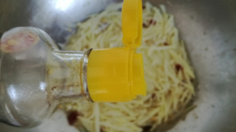 快手香辣土豆丝,倒入适量<a style='color:red;display:inline-block;' href='/shicai/ 3738'>芝麻油</a>,翻炒均匀即可关火出锅。