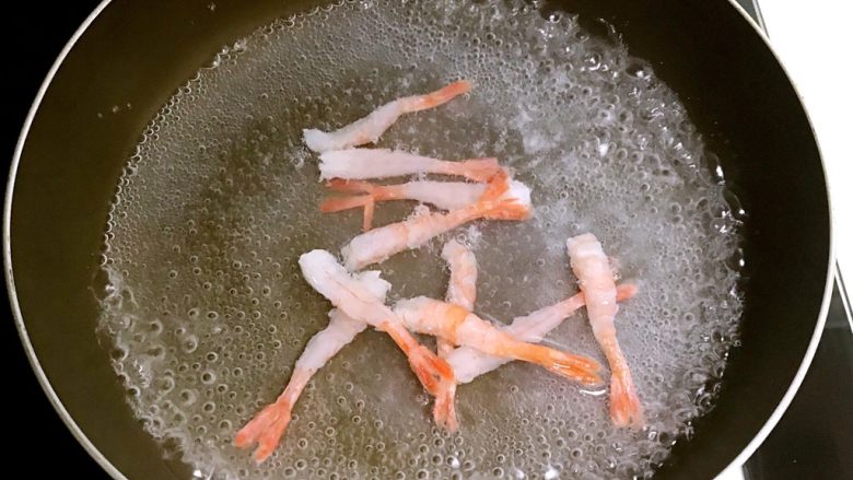 甜虾饭团,把甜虾用开水焯一下,焯1分钟即可