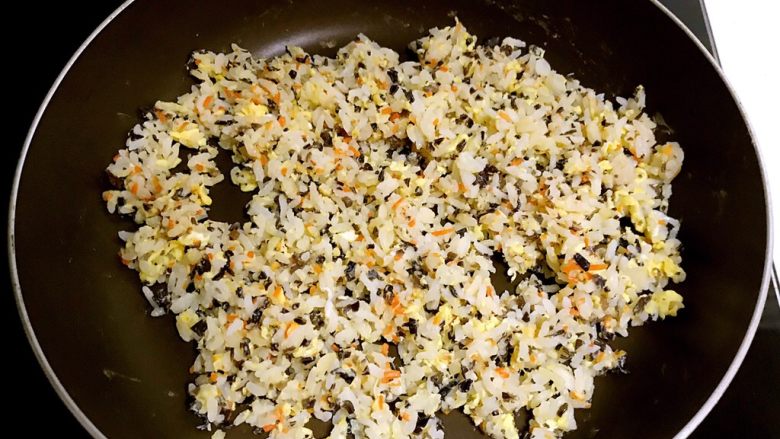 甜虾饭团,翻炒均匀,使每个米粒都裹上鸡蛋液