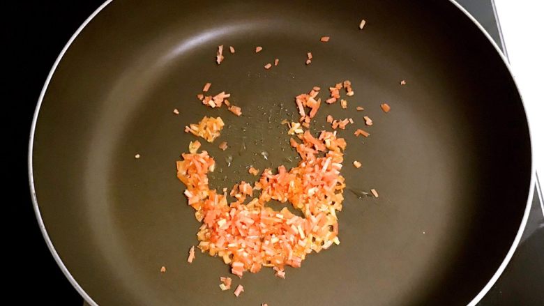 甜虾饭团,锅里加入<a style='color:red;display:inline-block;' href='/shicai/ 140122'>玉米油</a>,烧热后加入胡萝卜末翻炒1分钟